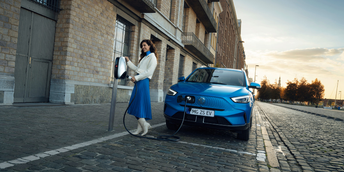 MG ZS EV Žena nabíjí vozidlo
